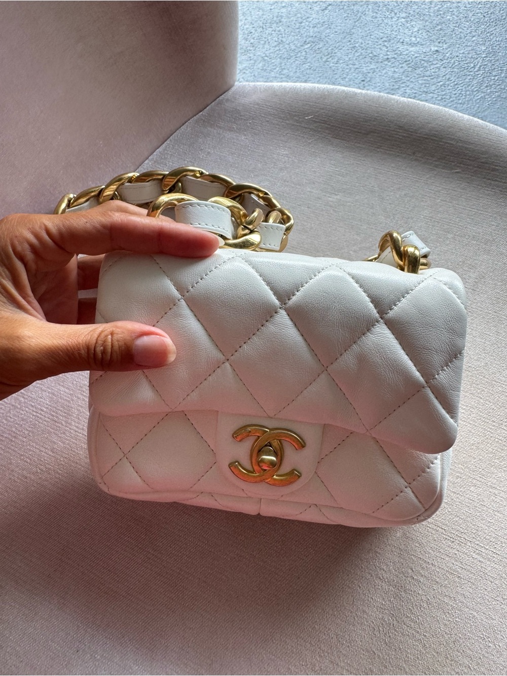CHANEL White Quilted Leather Shoulder Bag with Gold Hardware - Picture 4 of 16